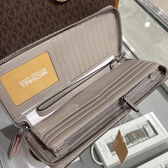 MICHAEL KORS LARGE TRAVEL CONTINENTAL WRISTLET WALLET BRIGHT WHITE SIGNATURE - Picture 8 of 16